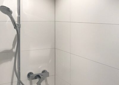 Einbau von neuen Duschen mit LED Beleuchtungen